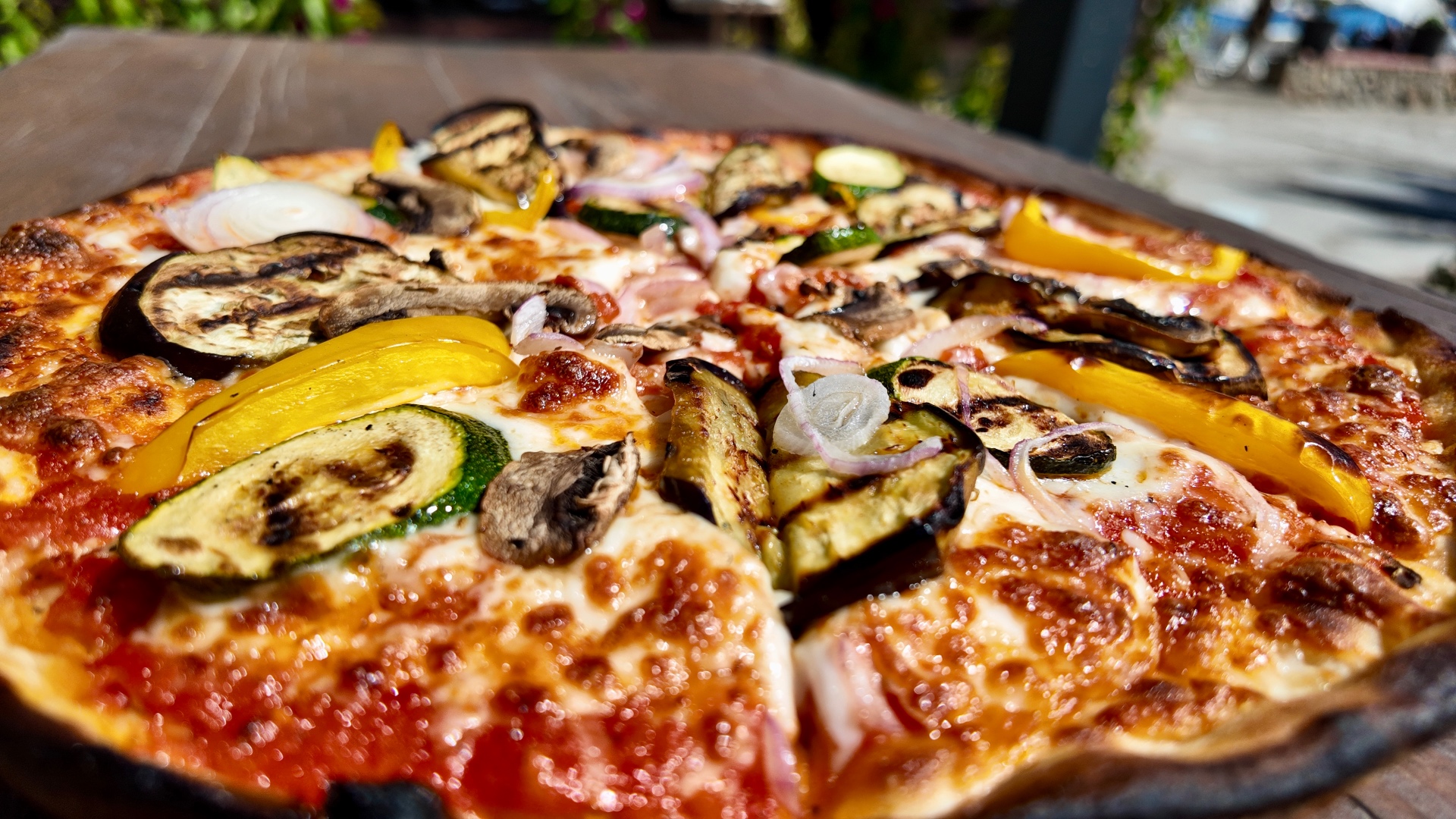 Odun ateşinde pişmiş sebzeli pizza, yakın çekim