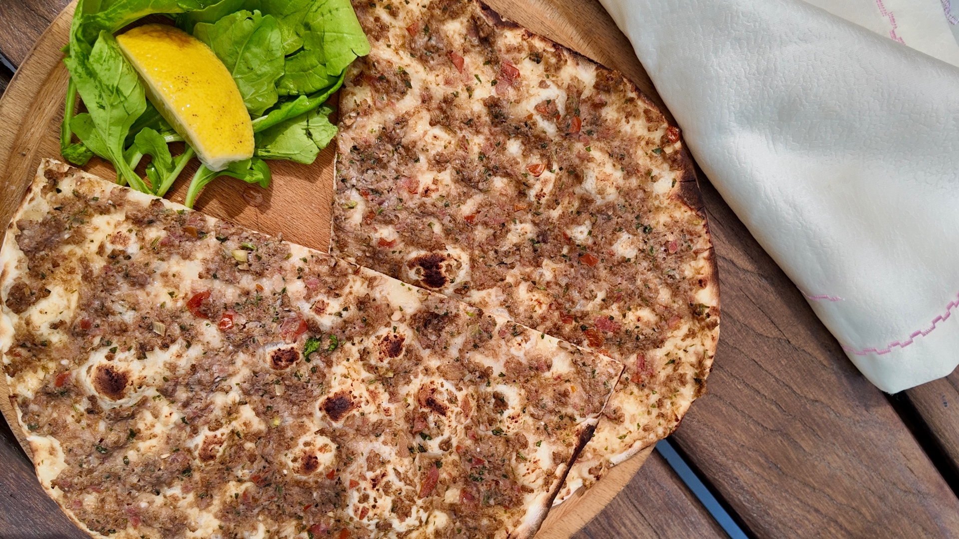 Ahşap tahtada servis edilen lahmacun
