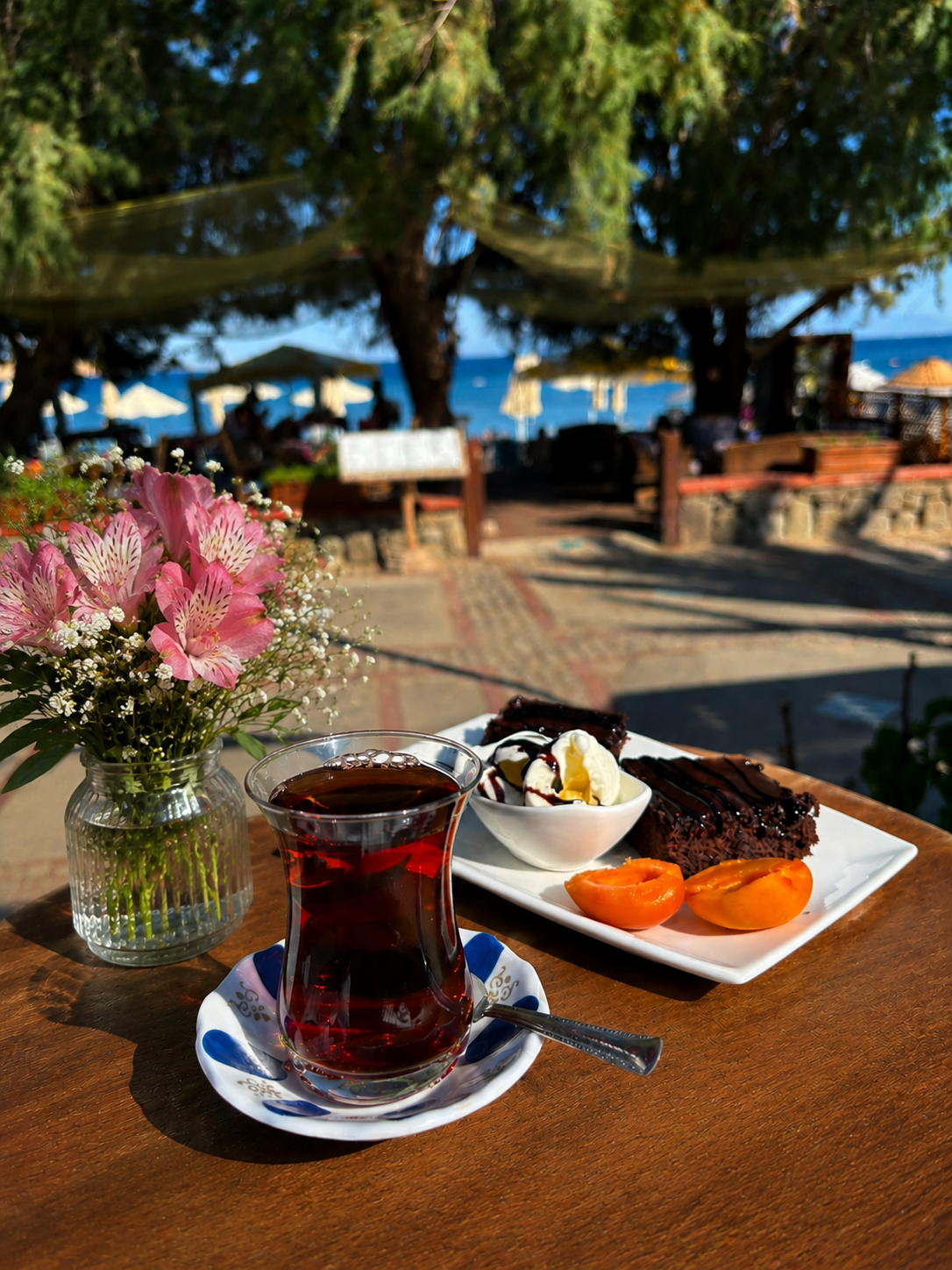Deniz manzarasına karşı çay ve tatlı servisi