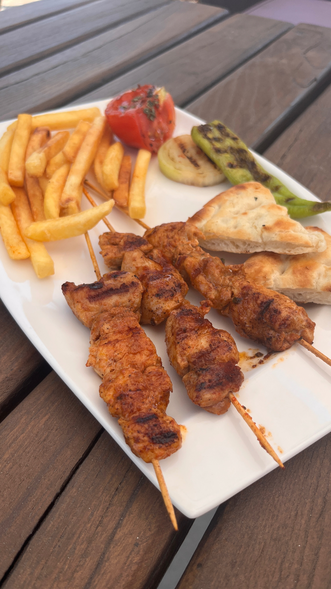 Izgara tavuk şiş, patates ve lavaş ekmek ile